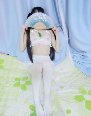 军人野外吮她的花蒂的视频